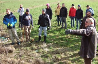 Gruppenbild der Siemens Mitarbeiter bei der Biotop-Pflege | © R. Güßregen