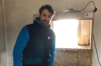 Tom Aumer steht in einem Gebäude vor dem Brutkasten des Wanderfalkens | © LBV