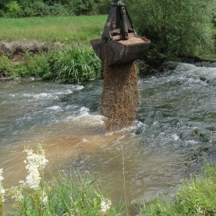 Kieseinbringung in die Schwäbisch Rezat | © LBV