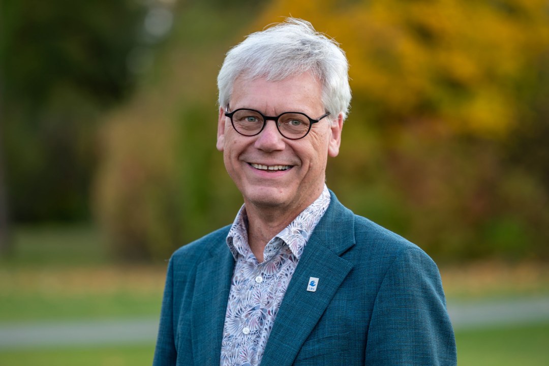 Dr. Martin Trapp, Vorstand des LBV, lächelt freundlich vor buntem Herbsthintergrund im Freien.