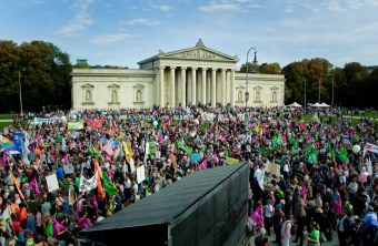 Eine bunte Menschenmenge auf dem Königsplatz in München | © LBV