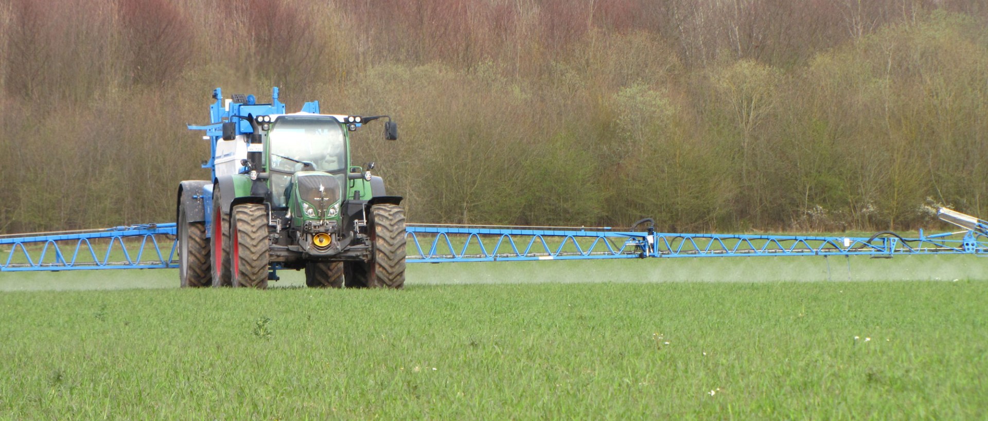 Ein Traktor fährt auf einem Acker und sprüht Gift | © Thomas Staab