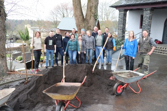 Team bei der Umgestaltung des Nordhalbener Friedhofs | © Rainer Glissnik