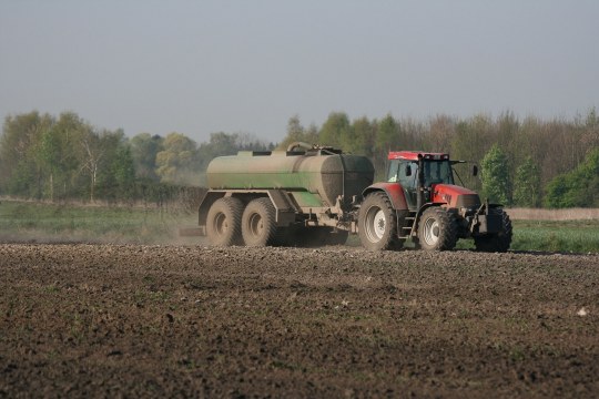 Traktor fährt im Viehlaßmoos Gülle aus | © Dr. Christoph Moning
