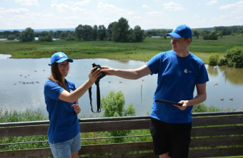 zwei LBV-Mitarbeiter am Altmühlsee mit digital Guide | © LBV