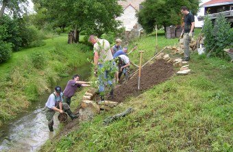 Errichtung einer Eisvogelbrutwand in Veitshöchheim | © LBV