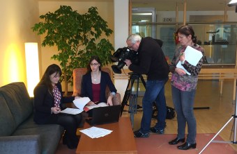 Patricia Heinemann und Vroni Zwerger von der Uni Eichstätt sitzen auf einem Sofa, vor sich der Laptop. Das BR-Filmteam filmt sie | © Kathrin Lichtenauer