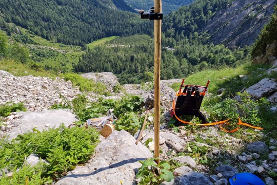 Die Fotofalle am neu eröffneten Futterplatz |  © David Schuhwerk LBV