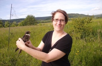 Friederike Herzog mit Baumfalken | © H. Armer