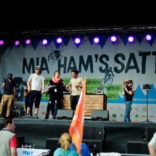 "Dicht & Ergreifend" am Ende ihres Auftritts mit der Moderatorin der Demo | © LBV