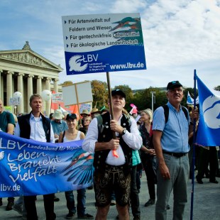 LBV auf der Demo Mia ham's satt mit vielen Bannern, Plakaten und Straßenschildern | © LBV