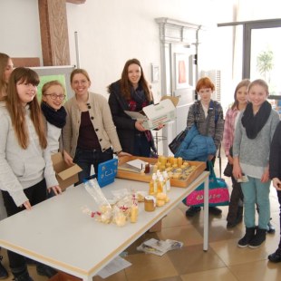 Schulgarten-Wettbewerb 2016 Gymnasium Leopoldinum Verkauf der Imkereiprodukte | © Gymnasium Leopoldinum
