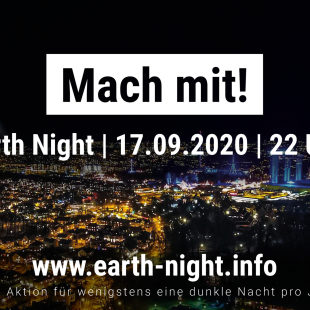 Städtische Lichter erhellen die Nacht unter dem Earth-Night-Banner, das zur Teilnahme am LBV-Event aufruft. | © Earth Night