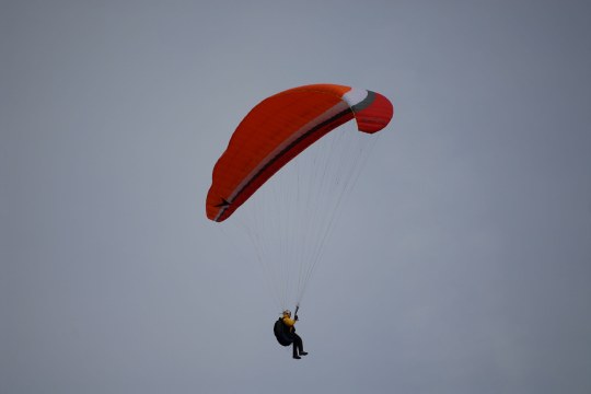 Gleitschirmflieger am Himmel | © Henning Werth