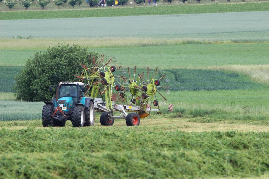 Traktor auf Wiese | © Peter Bria