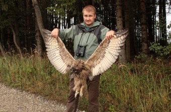 Uhu-Betreuer des LBV in Landshut Stefan Riedl mit dem getöteten Uhu | © lbv