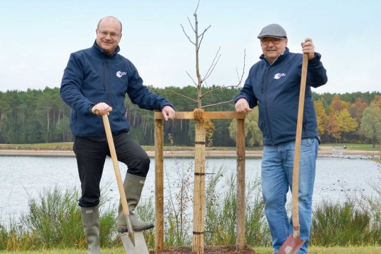 Apfelbaum Pflanzaktion an der Umweltstation Rothsee N. Schäffer & G. Koller | © Lena Buckreus