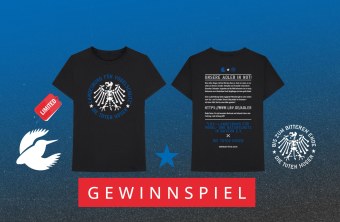 Zwei schwarze T-Shirts mit LBV-Design und Adler-Motiv werden als Gewinnspielpreise auf einem blauen Hintergrund präsentiert.