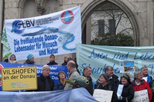 Menschen auf einer Demo gegen den Donau-Ausbau | © Christian Stierstorfer