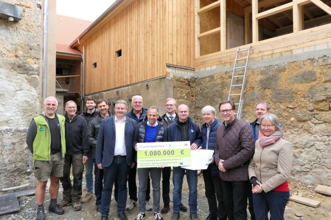 Umweltminister Thorsten Glauber übergibt den Förderbescheid für das Fledermaushaus in Waischenfeld | © LBV