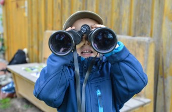 Kind schaut durch Fernglas | © Tobias Tschapka