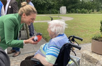 Staatsministerin Judith Gerlach mit Bewohnerin | © Jana Küttner