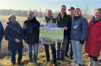 Scheckübergabe | © Bayerisches Staatsministerium für Umwelt und Verbraucherschutz