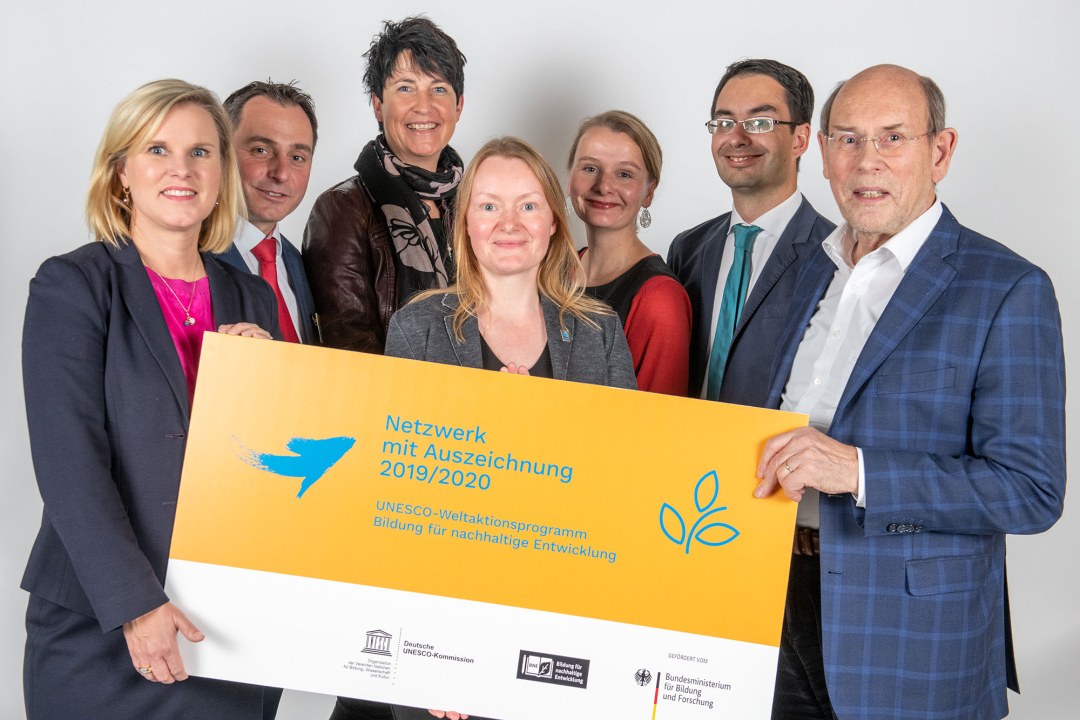 Netzwerk Umweltschule: Birgit Feldmann (Mitte) mit Vertretern der Umweltschulen Städt. Werner-von-Siemens-Gymnasium München und Friedrich-Koenig-Gymnasium Würzburg. | © BMBF