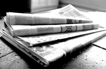 Zeitungen in schwarz weiß | © Flickr/ Jon S.