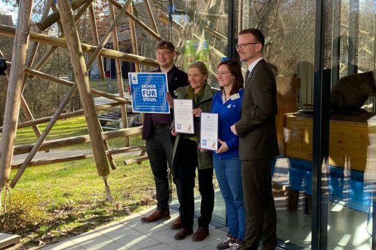 Auszeichnung Plakette Vogelschlag an der LBV-Umweltstation Rothsee