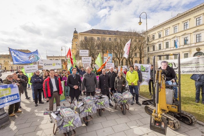 Die Bündnispartner übergeben die Unterschriften dem Innenministerium | © LBV