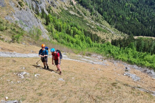 Auf dem Weg zur Nische mit vollgepackten Rucksäcken |© D. Schuhwerk LBV