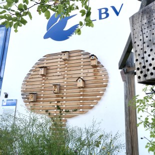 Der Haupteingang des LBV Hilpoltstein | © Nathaly Neusser