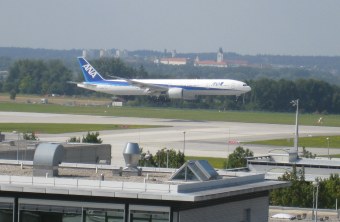 Flugzeug landet auf der Landebahn | © Matthias Luy