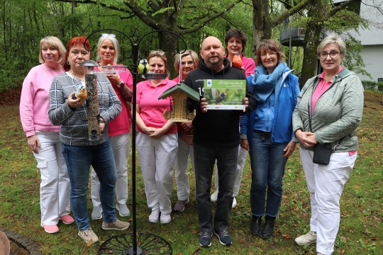 Kollegen vom AWO Föhrenpark München und Kathrin Lichtenauer neben Futterstation | © Eva Neubert
