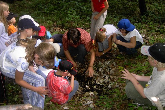 Kindergruppe an einer Quelle | ©Zoran Jokic