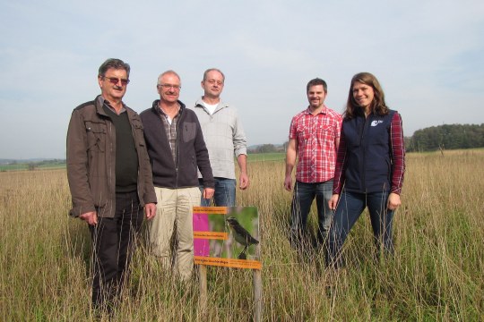 v.l. Herr Köhl (AELF KU), Herr Bergner (Reg. Ofr), Herr Popp (Landwirt), Herr Kusche (uNB KU) und Frau Tschernek (LBV-Projektmanagement) | © LBV