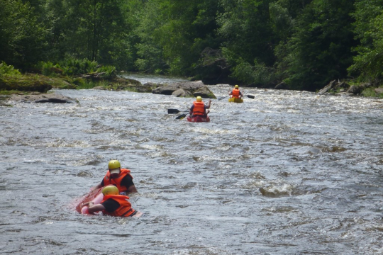 Sechs Kanufahrende auf dem Fluss Schwarzer Regen | © Malvina Hoppe