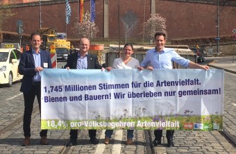 Trägerkreis des Volksbegehrens Artenvielfalt: Claus Obermeier, Norbert Schäffer, Agnes Becker und Ludwig Hartmann tragen ein Banner vor sich | © LBV