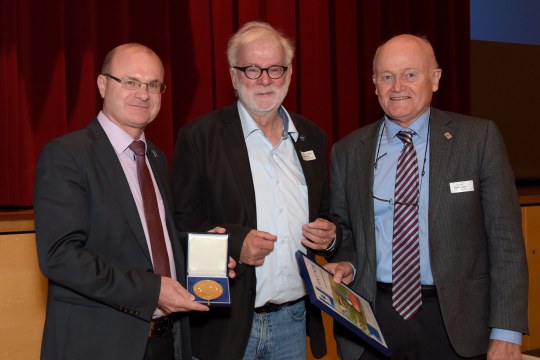 Vorsitzender Dr. Norbert Schäffer, Prof. Dr. Hans Leppelsack und Ehrenvorsitzender Ludwig Sothmann | © Hermann Rupp