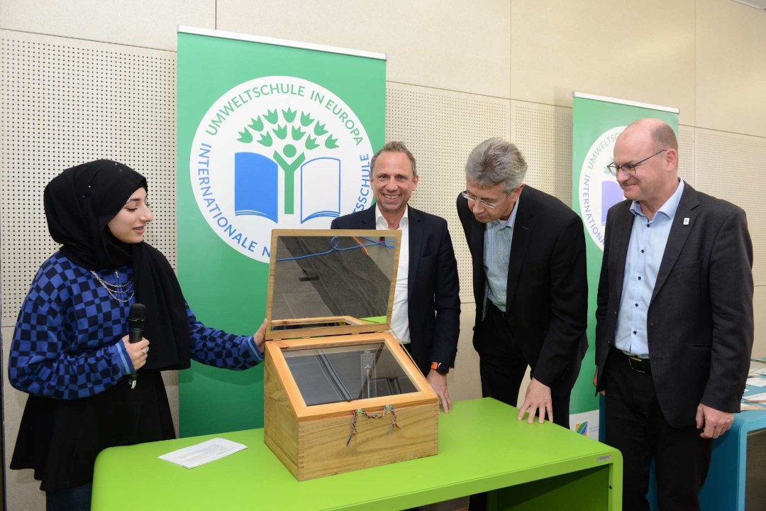 Schülerin stellt Projekt vor | © STMUV