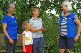 Plakettenübergabe Vogelfreundlicher Garten | © Carola Bria