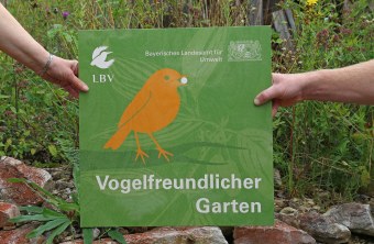 Plakette Vogelfreundlicher Garten | © Carola Bria