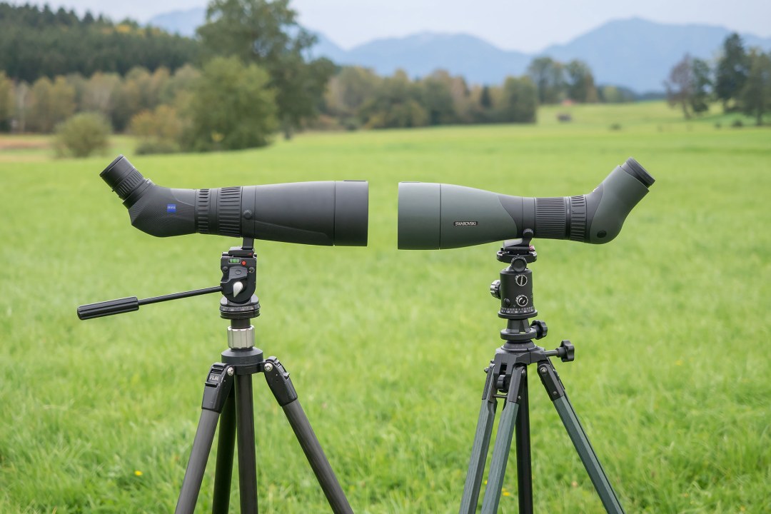 Zeiss Victory Harpia 23-70x95 (links) und Swarovski ATX 30 -70x95 (rechts) stehen sich auf einer grünen Wiese gegenüber | © Oliver Wittig