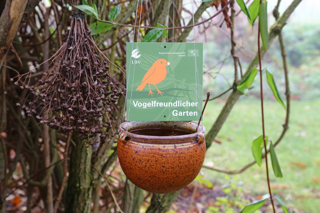 Garten mit Plakette "Vogelfreundlicher Garten" | © Carola Bria