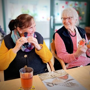 Senioren lernen gerne über Vögel im Seniorengarten Ickelheim | © Sebastian Göttfert