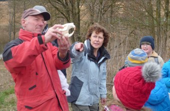 Sepp Fuchsenhuber erklärt Kindern etwas anhand eines Tierschädels, was er in der Hand hat | © LBV