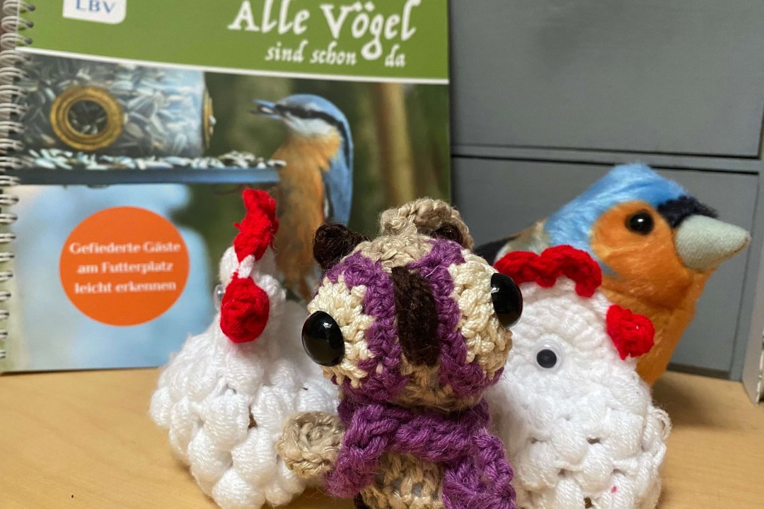 Die "Kirchseeon-Eule" und die Hühnchen kommen zwar nicht ans Futterhaus, sind aber ein sehr nettes Präsent - vielen Dank dafür!! | © Kathrin Lichtenauer