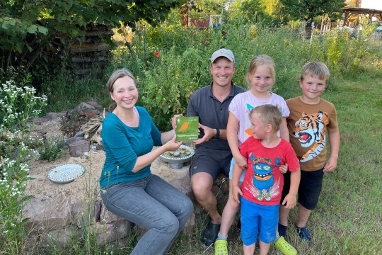 Gartenbewerterin A. de Gruyter mit Familie Schmidt | © Claudia Fiedler LBV