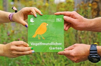 Plakette Vogelfreundlicher Garten | © Carola Bria